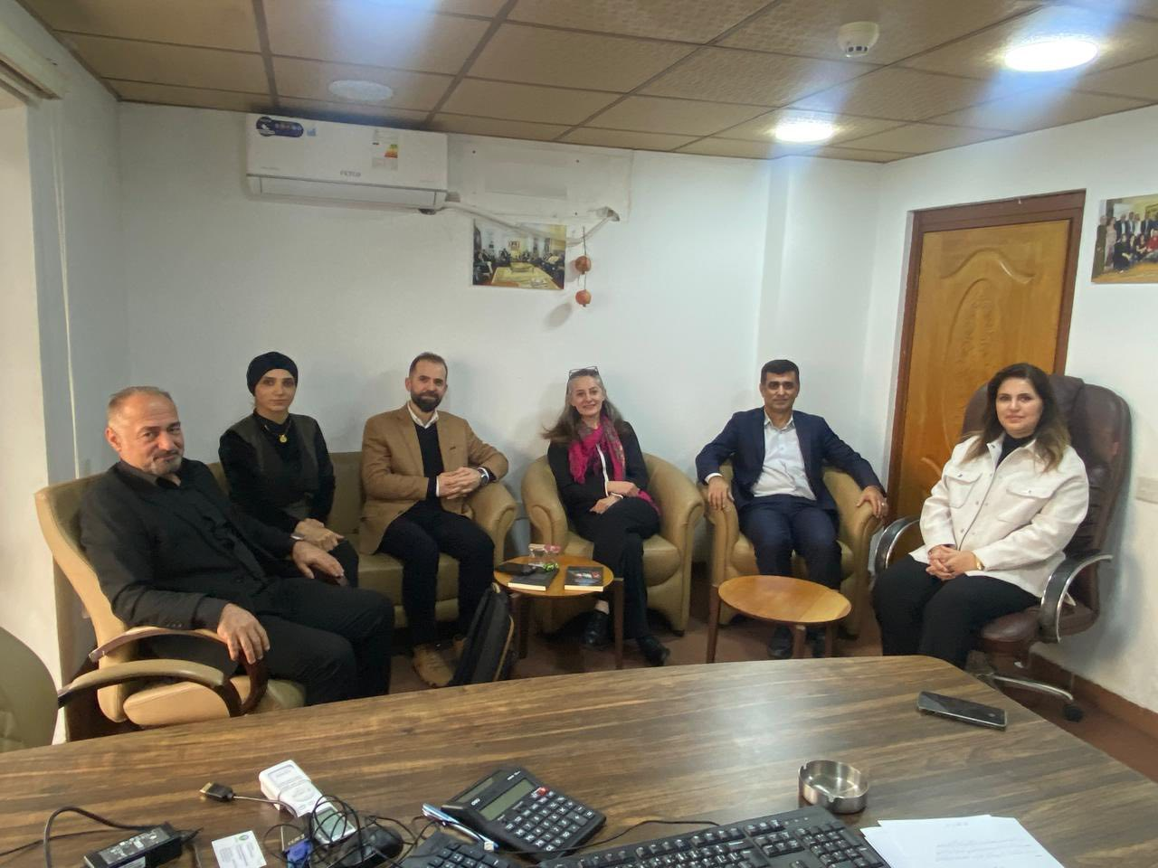 شاندێکی فیدراسیۆن سەردانی دامەزراوەی پەی دەکات